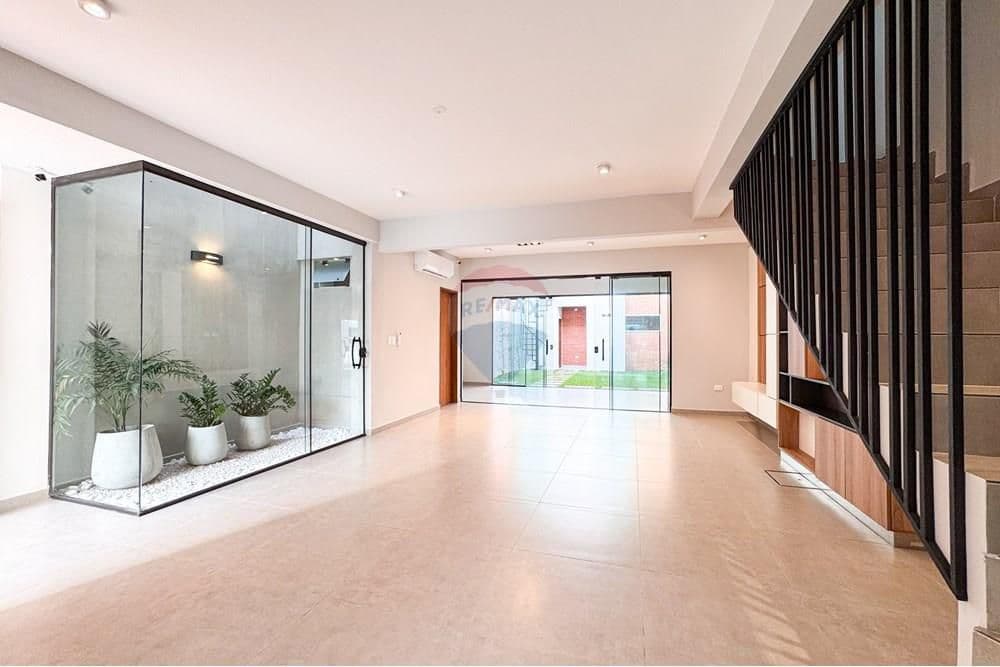 En venta casa pareada de 3 suite zona shopping mcal lopez, foto 2