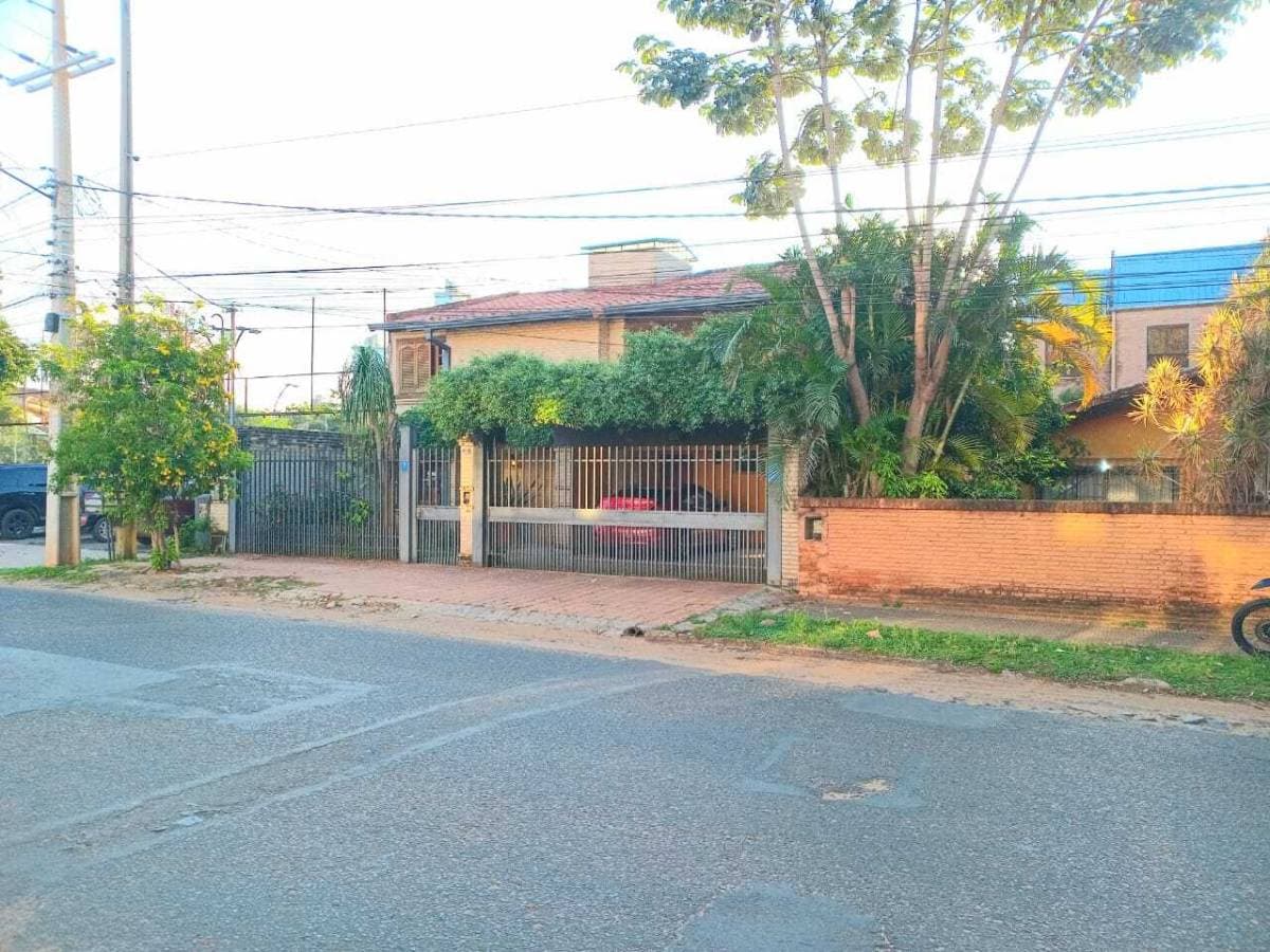En venta - amplia casa en barrio mburucuya, foto 2