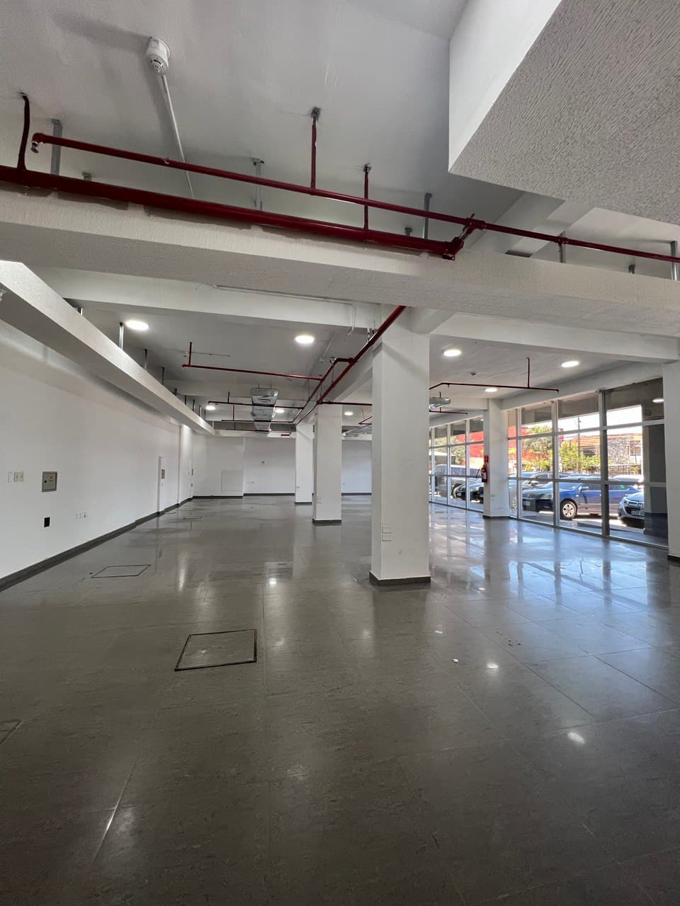 Imponente edificio corporativo con oficinas y estacionamientos sobre avenida artigas zona distrito perseverancia — foto 3