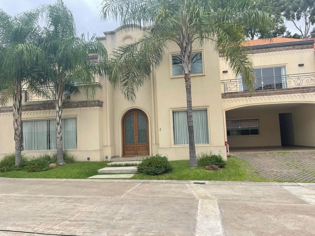*alquilo lujosa casa en barrio cerrado *