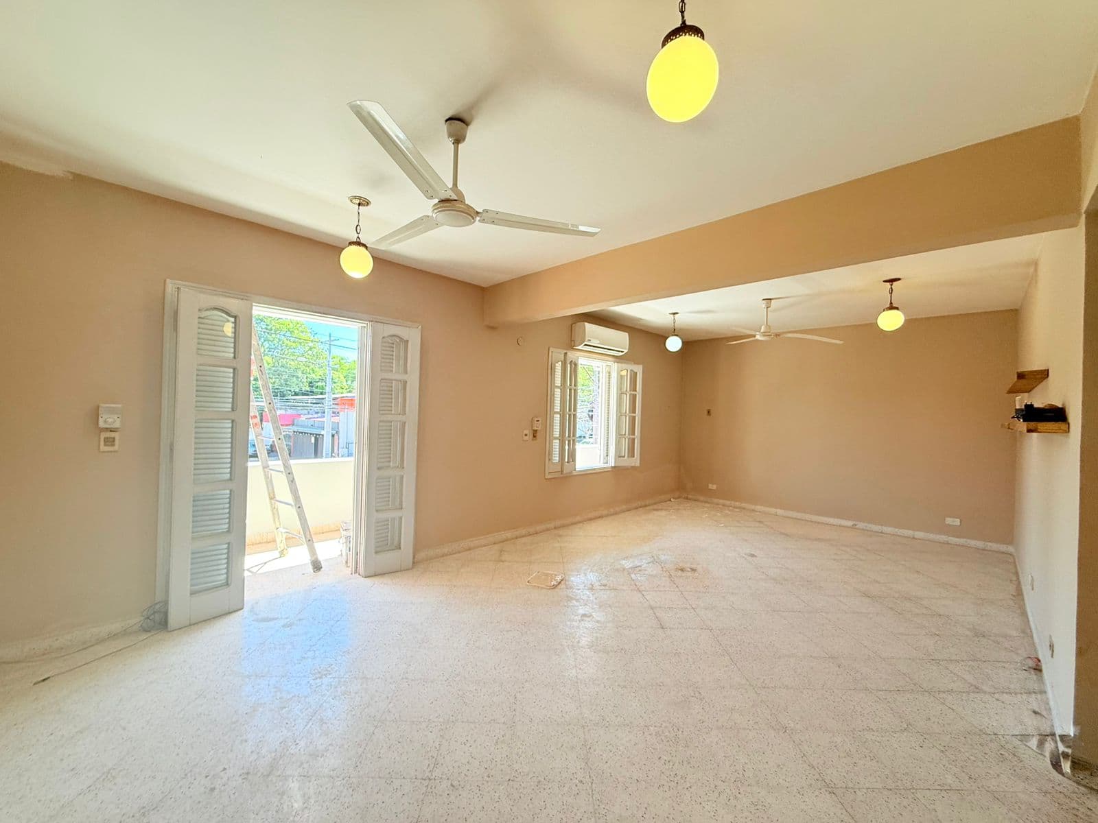 Amplio departamento de 120 M2 aprox en Barrio Mburicao