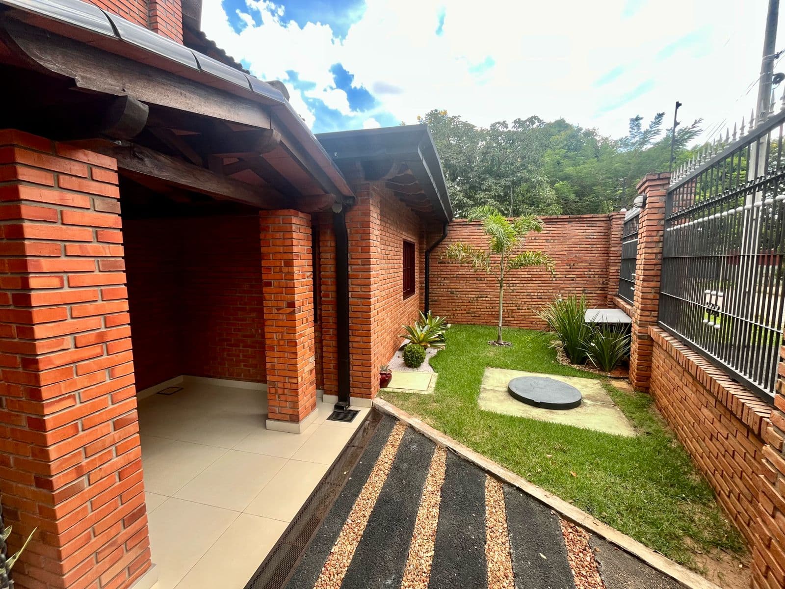 Residencia premium amoblada c piscina en barrio san blas – loma pytá — foto 4