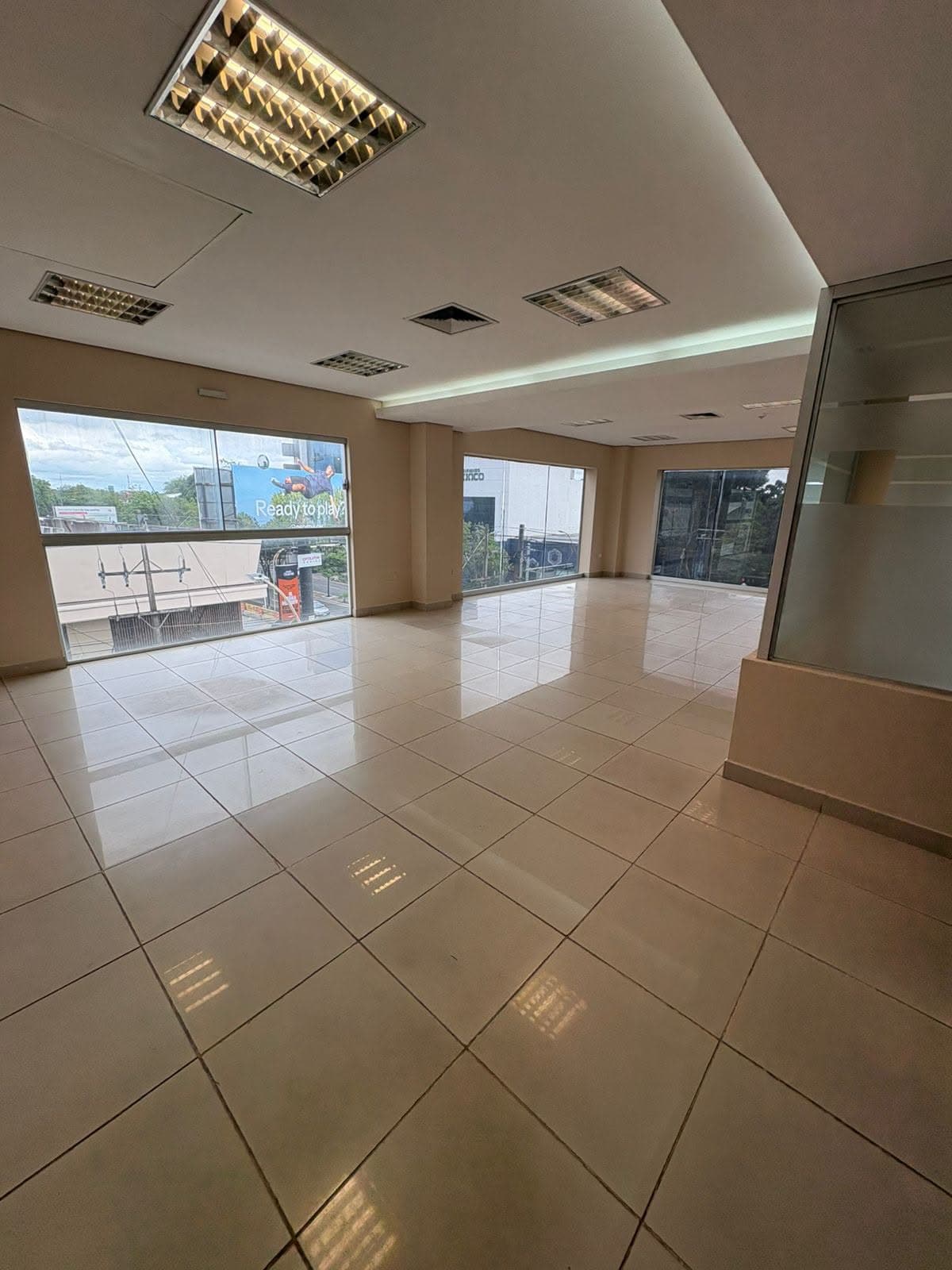 Alquilo Oficina En Centro Financiero De Villa Morra