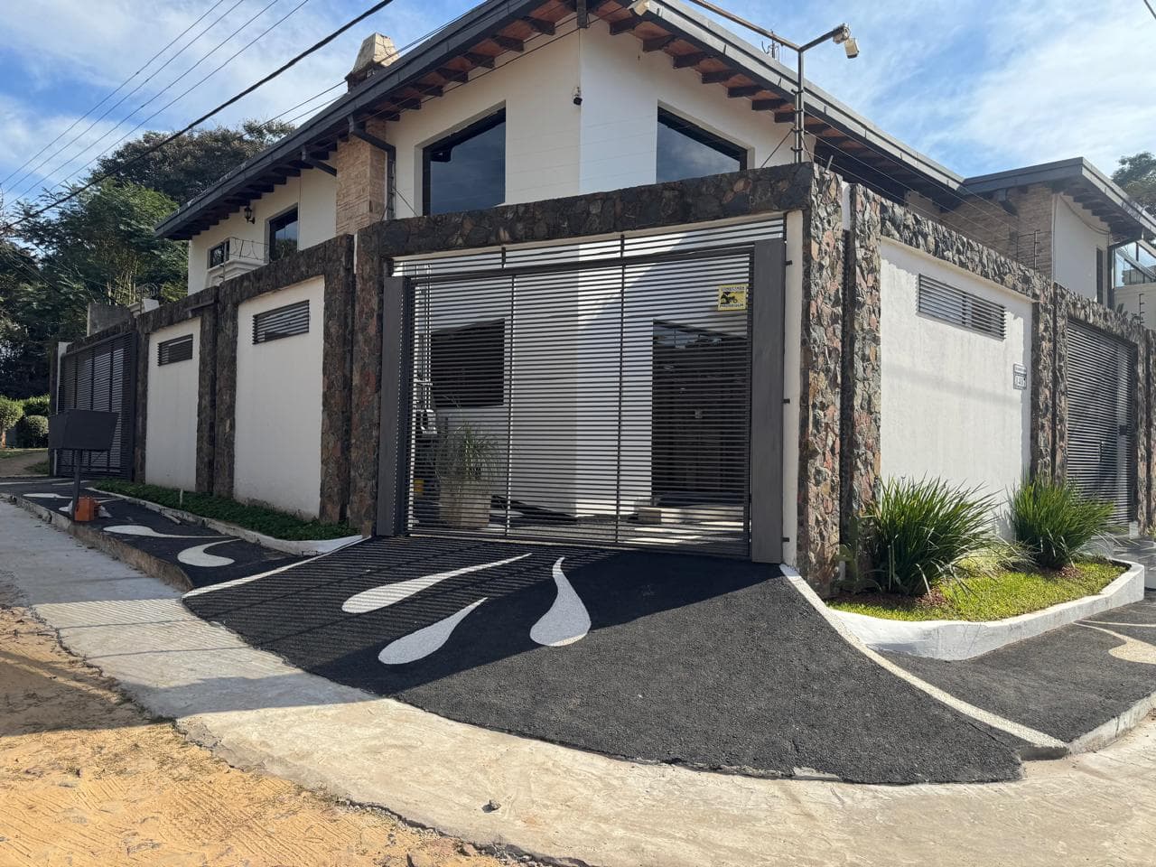 Alquilo hermosa casa en barrio mburucuyá