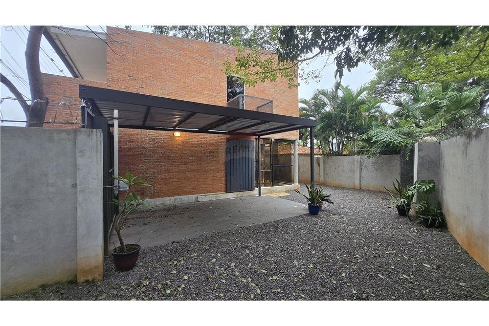 Moderno dúplex amoblado de 2 dormitorios en zona jardín de oro - Luque — foto 2