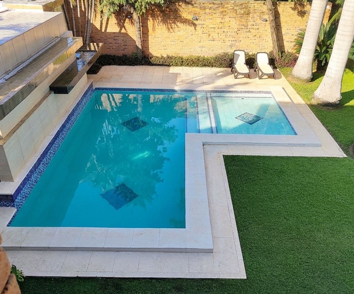Imponente Mansión de Lujo en B° Mcal Estigarribia 6 Suites, Cine y Piscina, foto 3