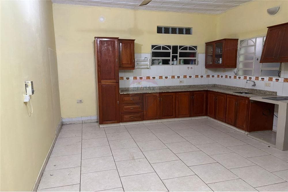 Se alquila duplex de 3 dormitorios en 4to. Barrio, foto 3