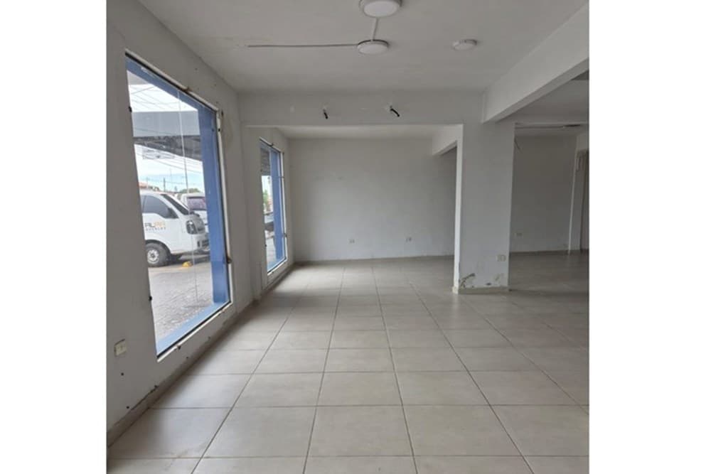 Local Comercial - Alquiler - Loma Pytá, Paraguay, foto 2