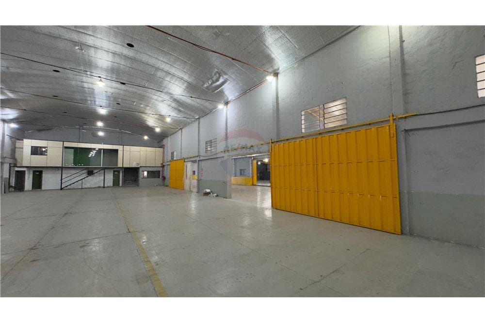 Inmenso depósito con oficinas en Mariano Roque Alonso — foto 2