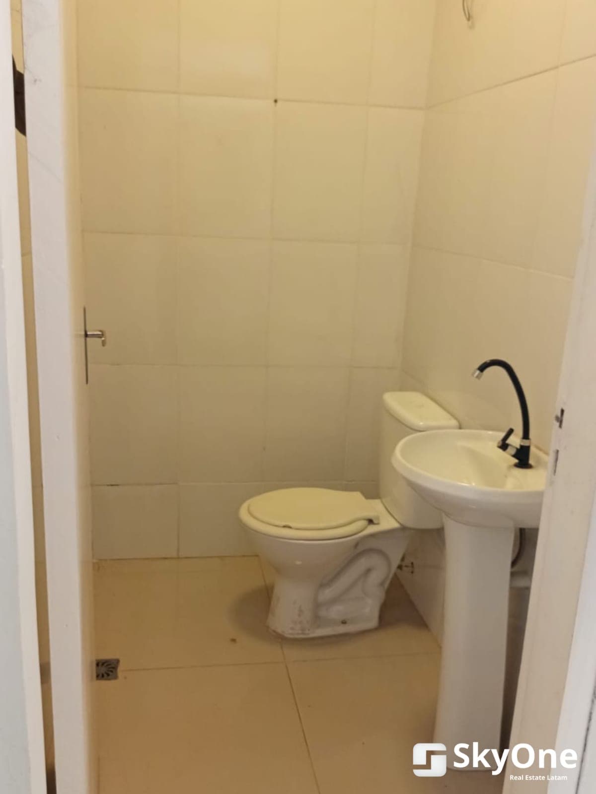 salón comercial sobre la avenida laguna grande — foto 4
