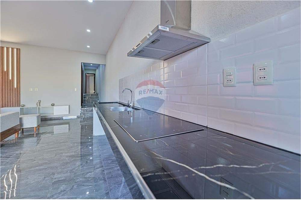 Duplex con Patio.50mts Avda VON POLESKY. Hipermercado Luisito — foto 5