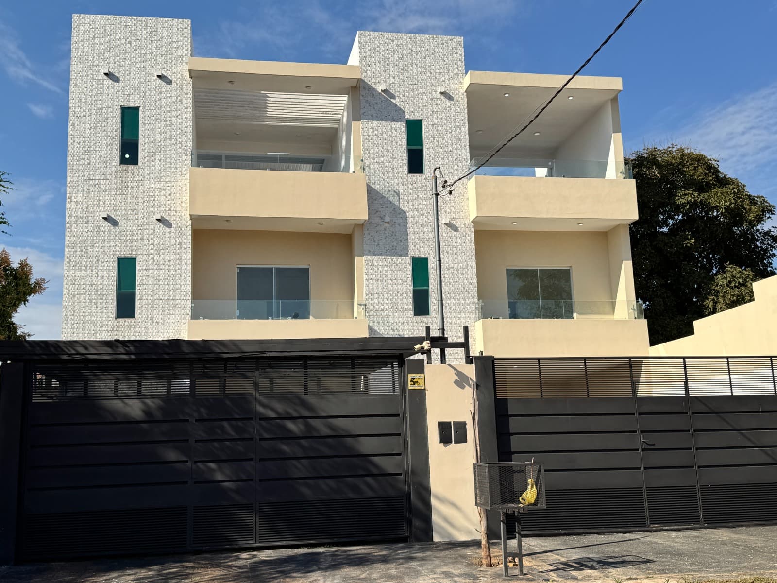 Alquilo Duplex de 3 + área de servicio en Luque