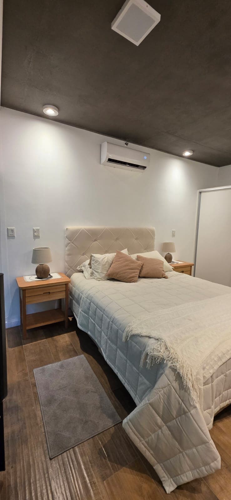 En venta departamento de 2 dorm amoblado en edificio flats Las Mercedes, foto 5