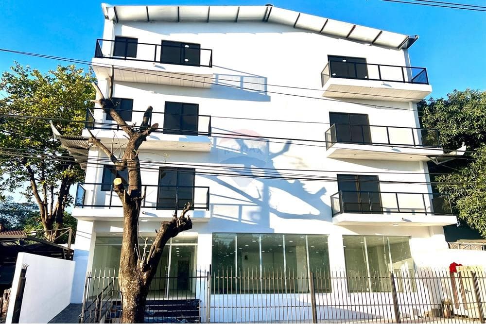 Alquilo Salón comercial sobre Av. Fdo. de la Mora