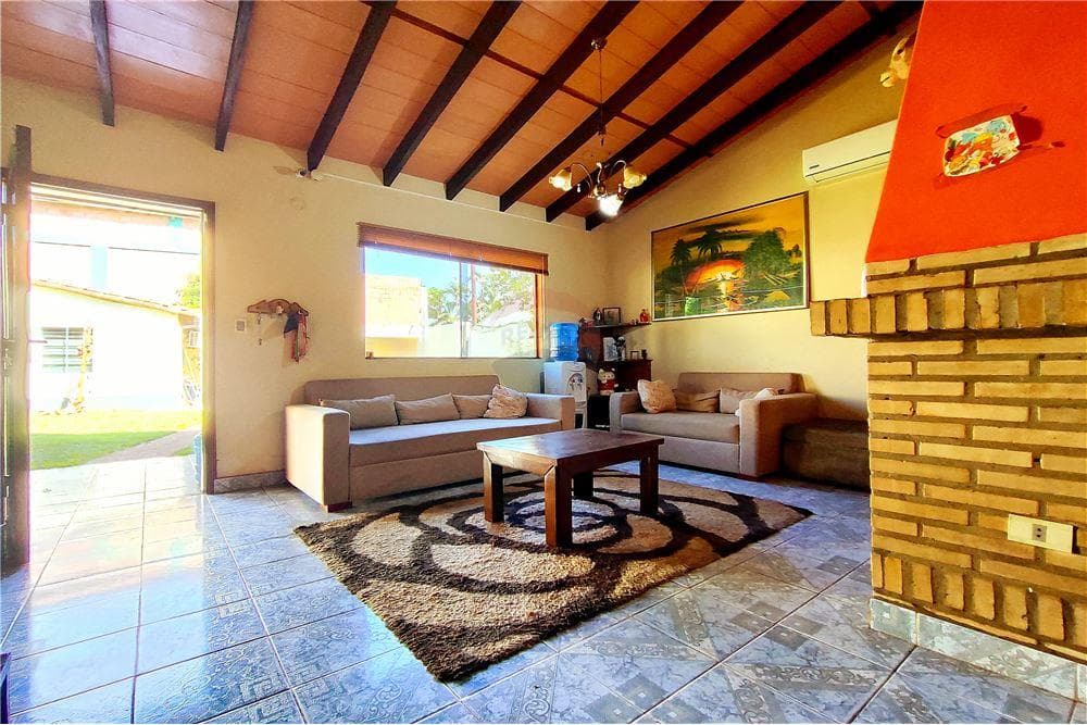 Amplia casa con salón comercial y depósito — foto 3