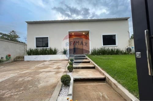 Casa en lambare zona yacht y golf club, foto 1