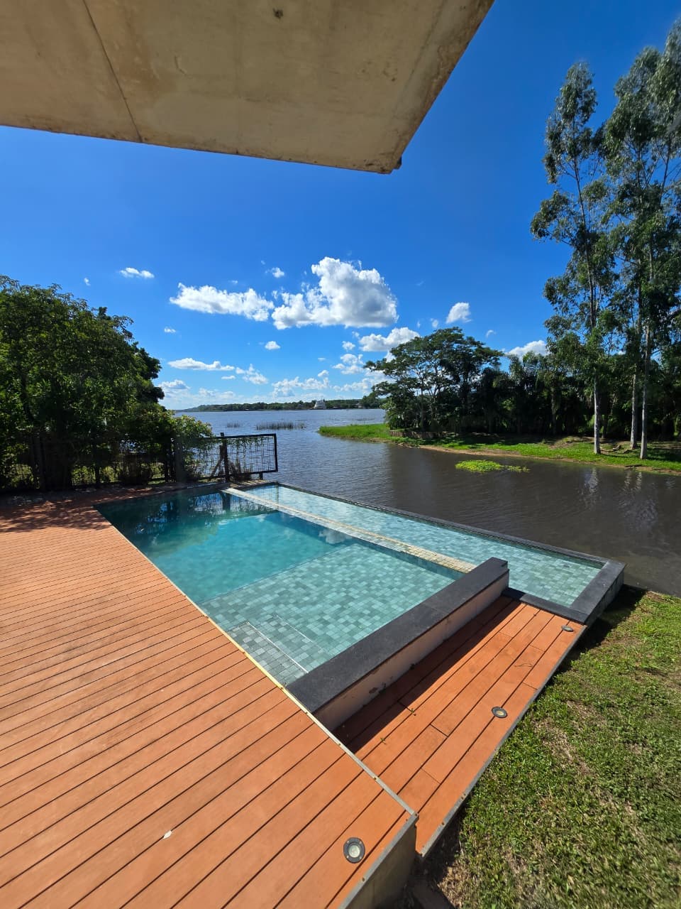 EN VENTA Residencia Estilo Contemporaneo sobre Lago Ypacaraí — foto 2