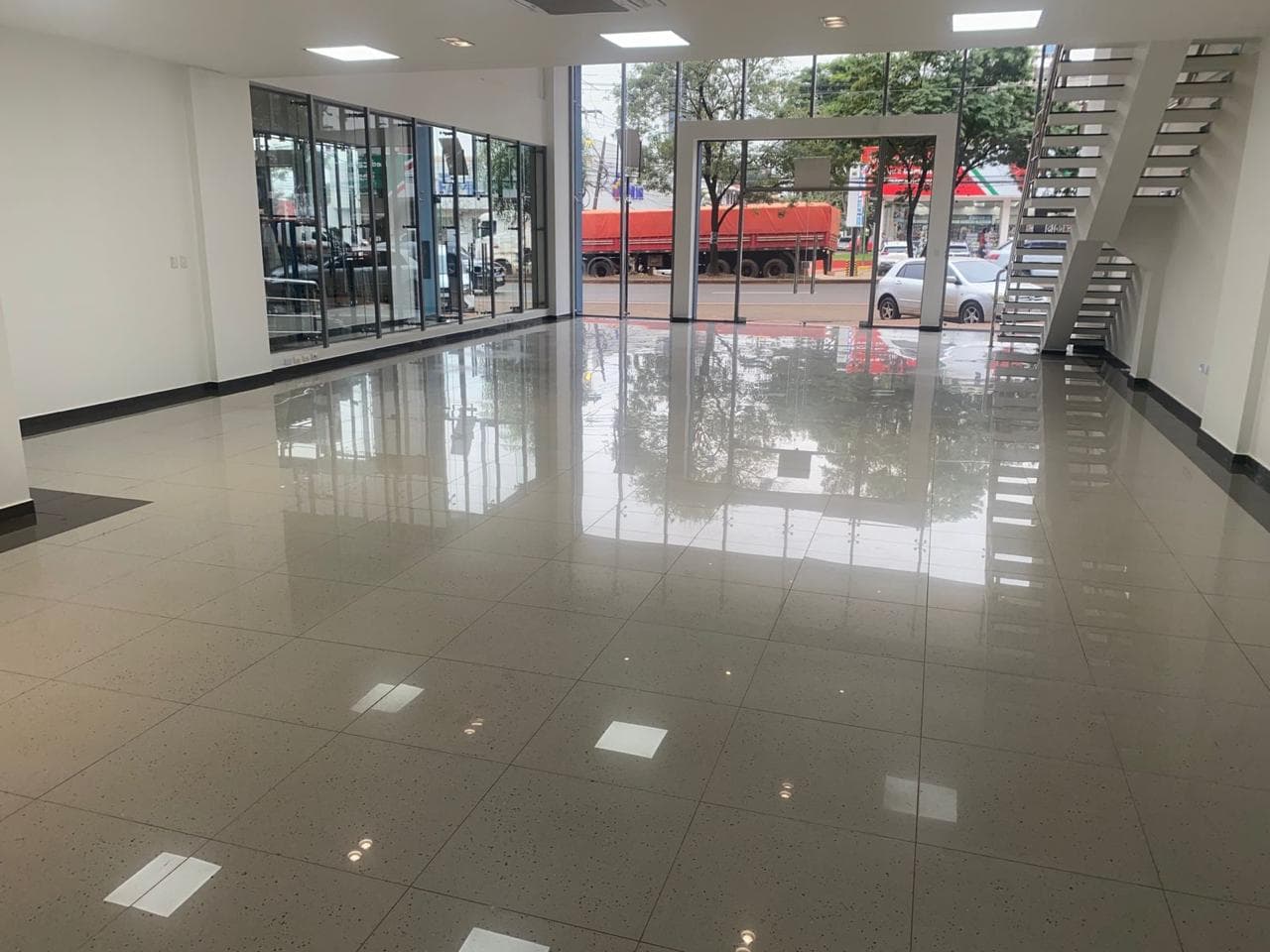 Salon comercial en Ciudad del Este km 4 — foto 1