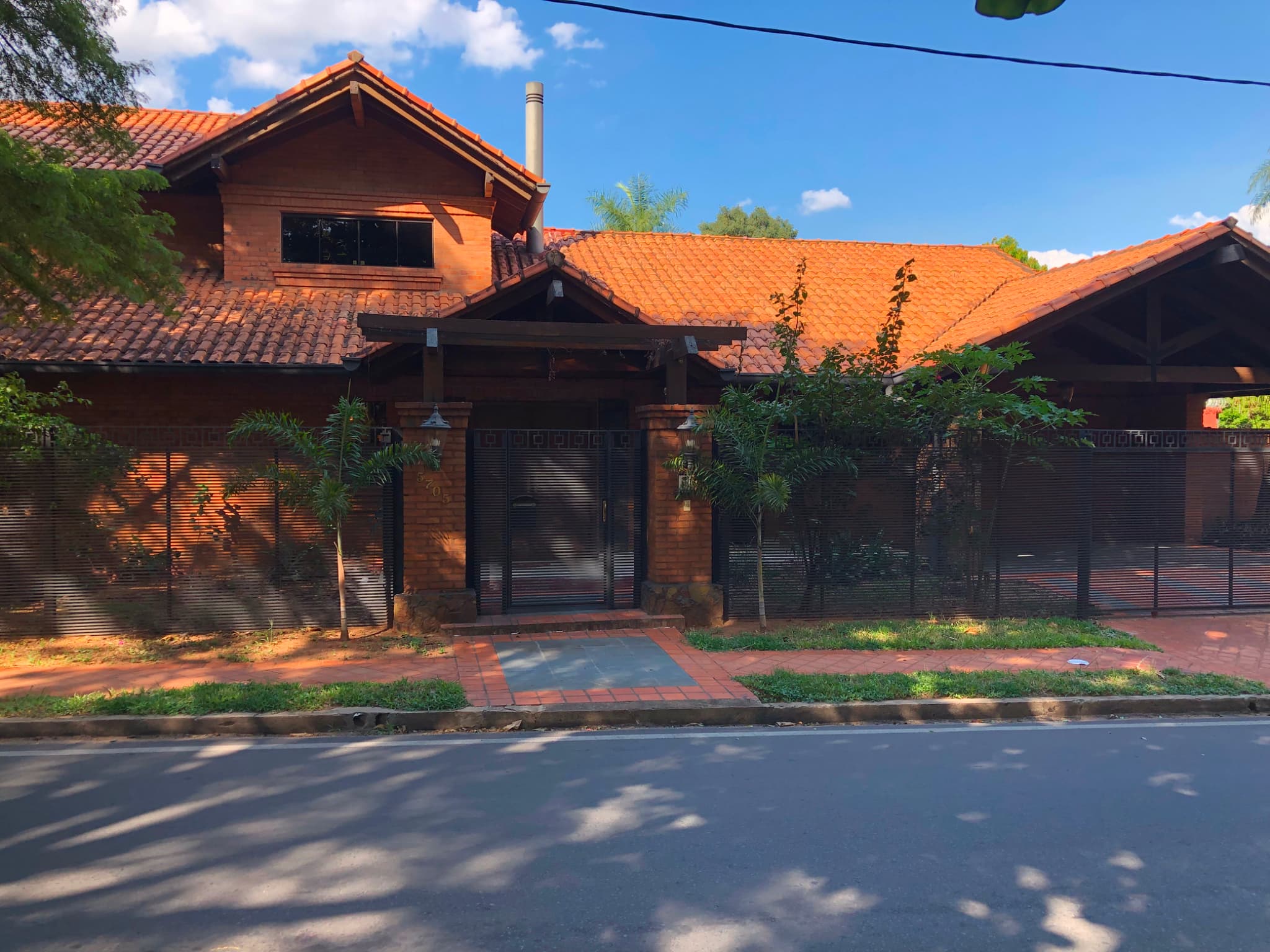 En venta lujosa residencia en barrio Los Laureles — foto 1