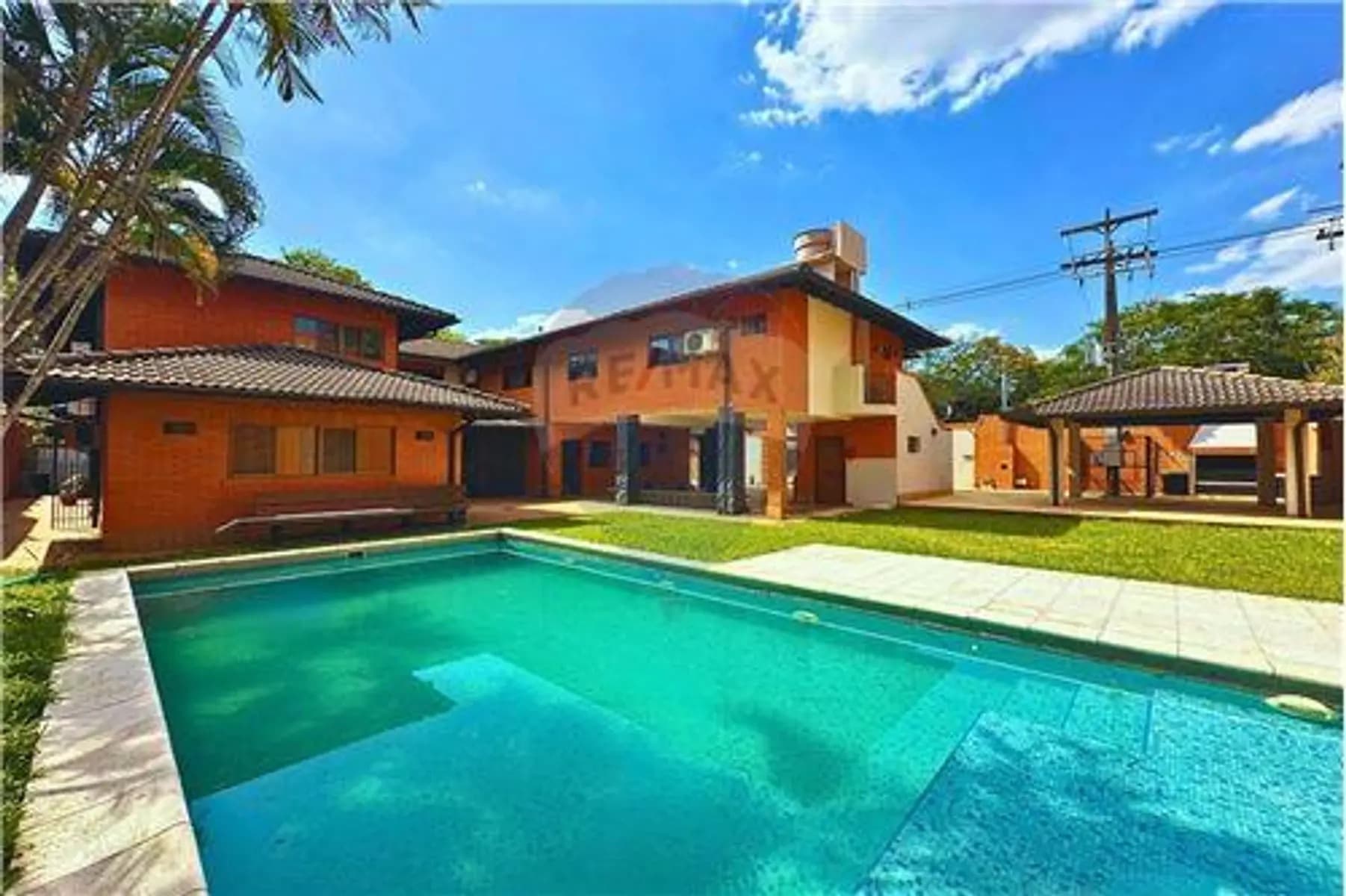 Amplia residencia en Barrio Manorá en alquiler