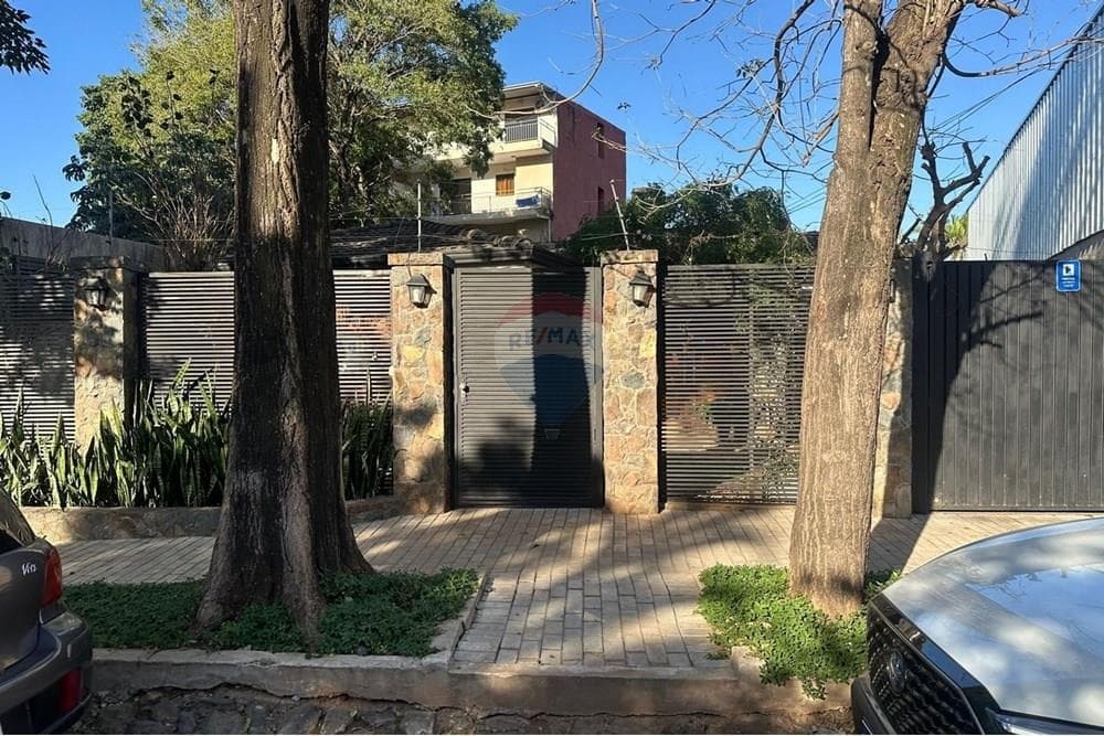 Casa en barrio nazareth, asuncion
