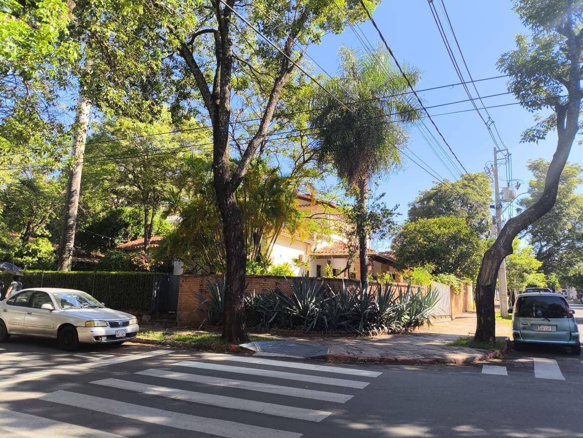 Hermosa y amplia propiedad en esquina en zona privilegiada de Asunción
