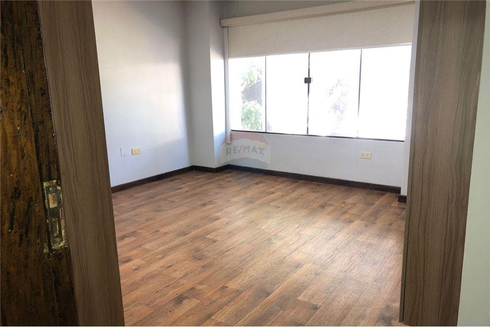 Amplio Dto. en 1er nivel para oficina o residencia — foto 2