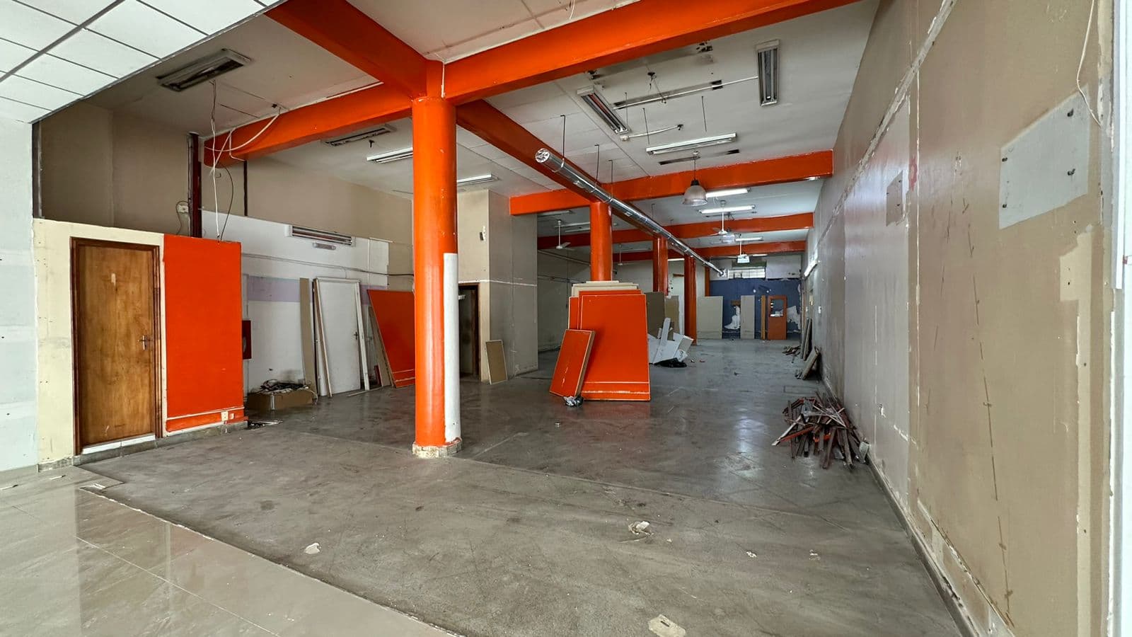 Edificio con amplio local comercial en pb y 2 plantas de oficinas — foto 4