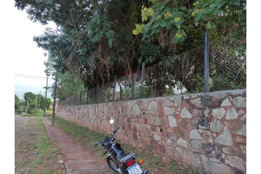Vendo amplio terreno en esquina Villa Elisa