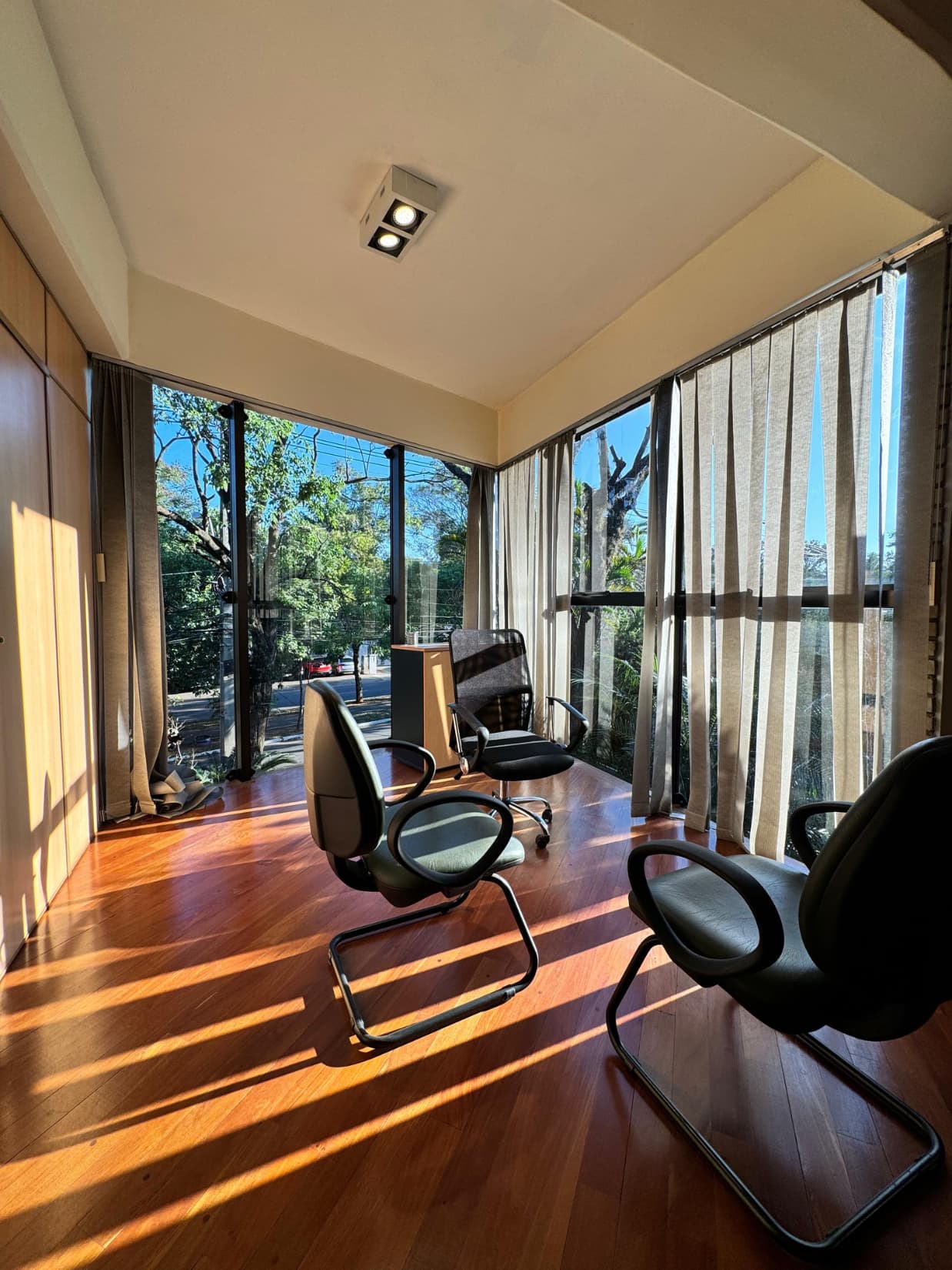 En alquiler oficina de 120m2 amoblado zona boggiani con cochera*, foto 1