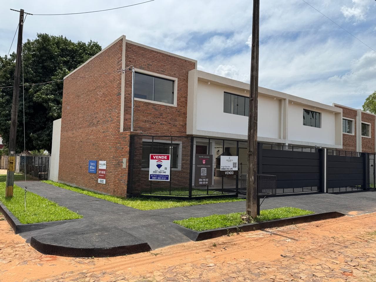 Viviendas Unifamiliares Tipo Dúplex Ubicado En Esquina. Cuarto Barrio, Luque