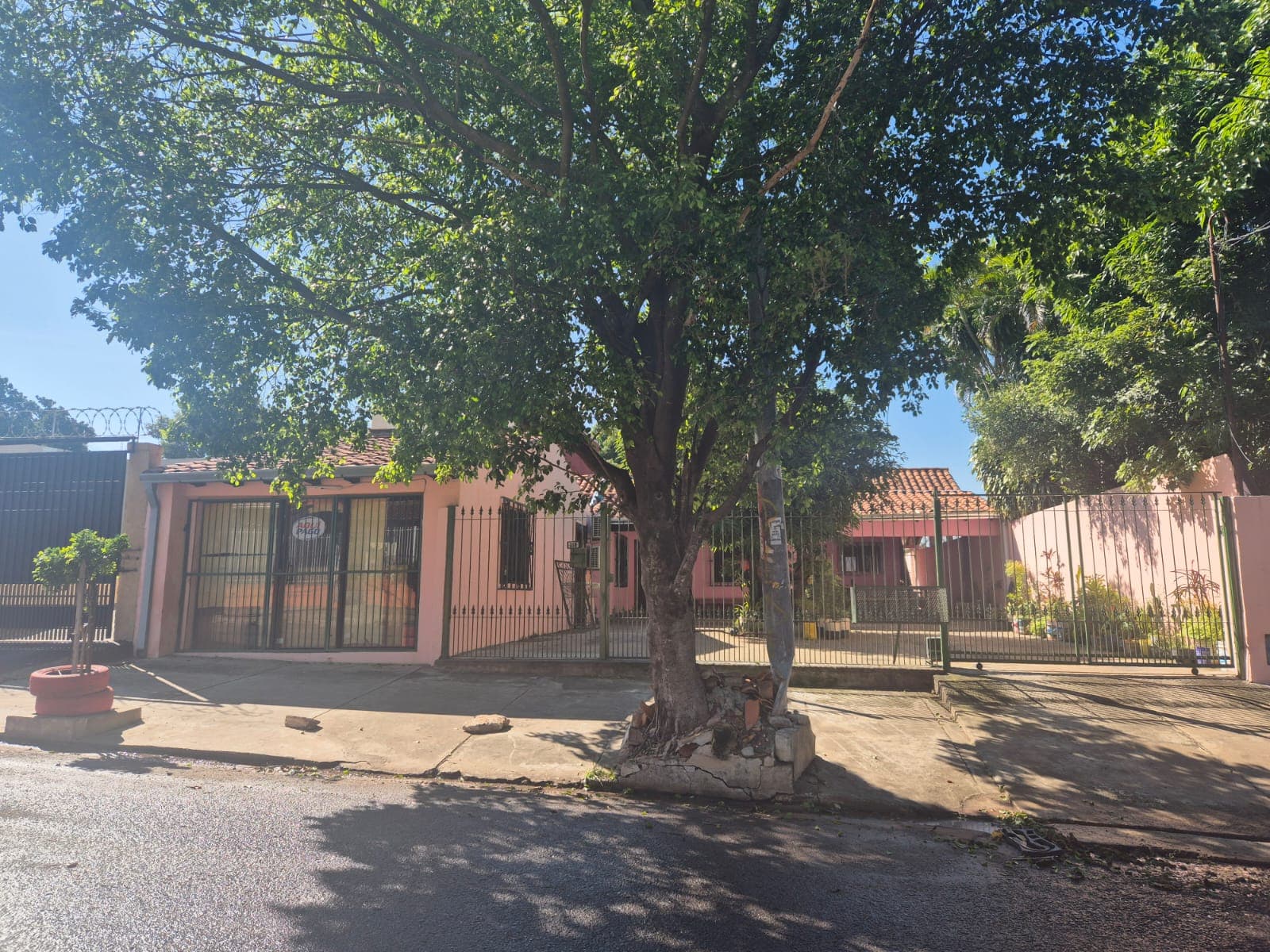 En venta casa en Lambare - Barrio Santa Lucia