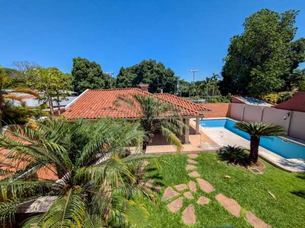 Vendo amplia y elegante residencia – b° mcal. Estigarribia