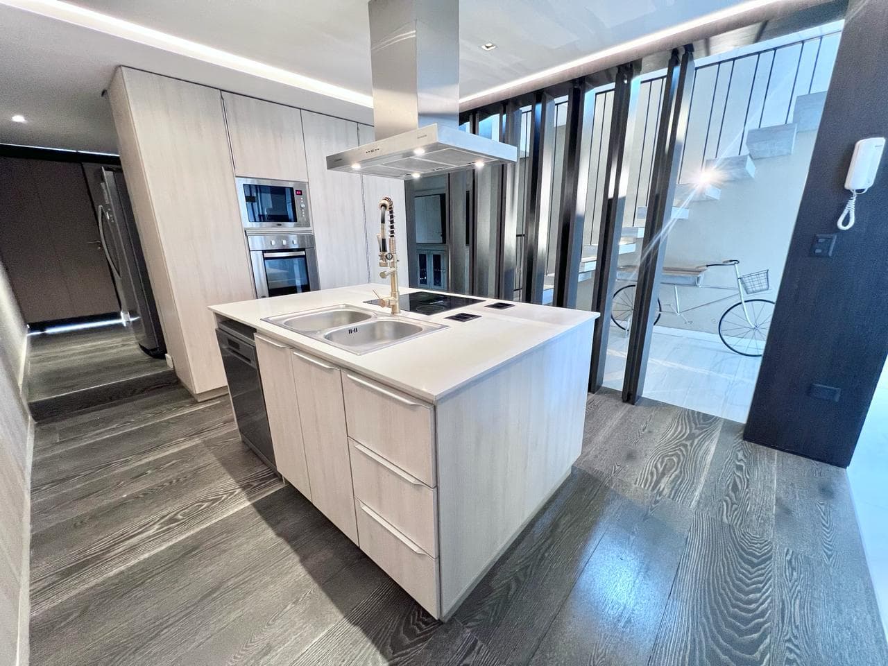 En Alquiler Moderna Casa de 3 Suites Barrio Herrera con muebles, foto 2
