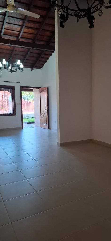 En alquiler casa en barrio mbocayaty