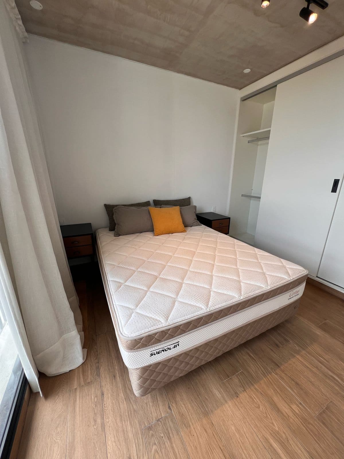EN ALQUILER - Hermoso departamento amoblado y equipado corazón de Villa Morra — foto 2