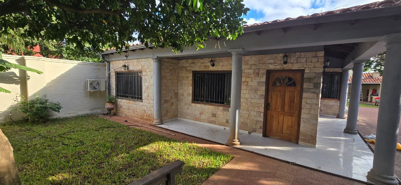Amplia y cómoda residencia en Alquiler en Lambaré — foto 3