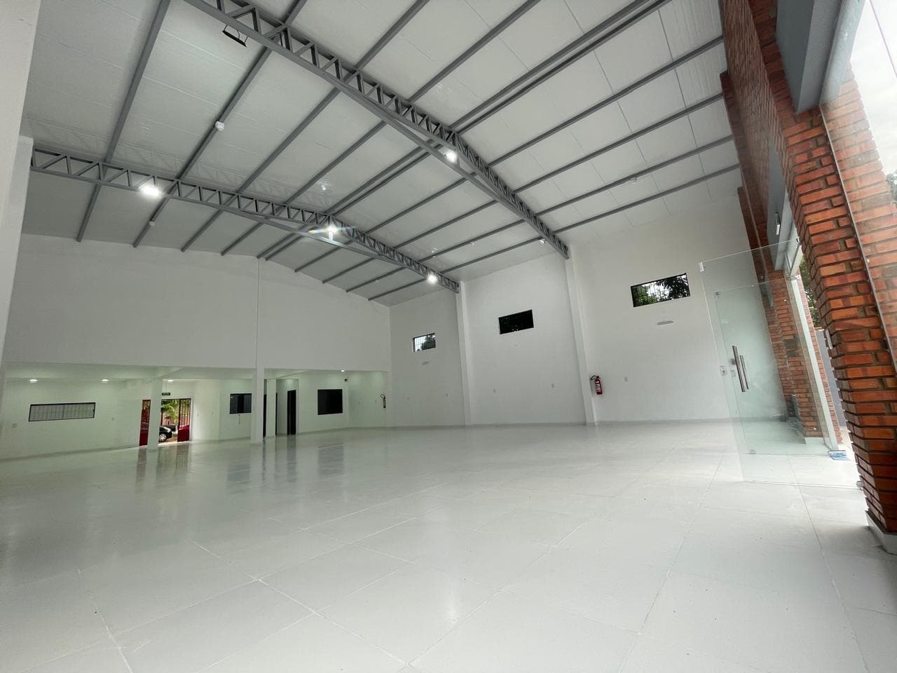 Amplio Salón Comercial, En San Lorenzo — foto 2