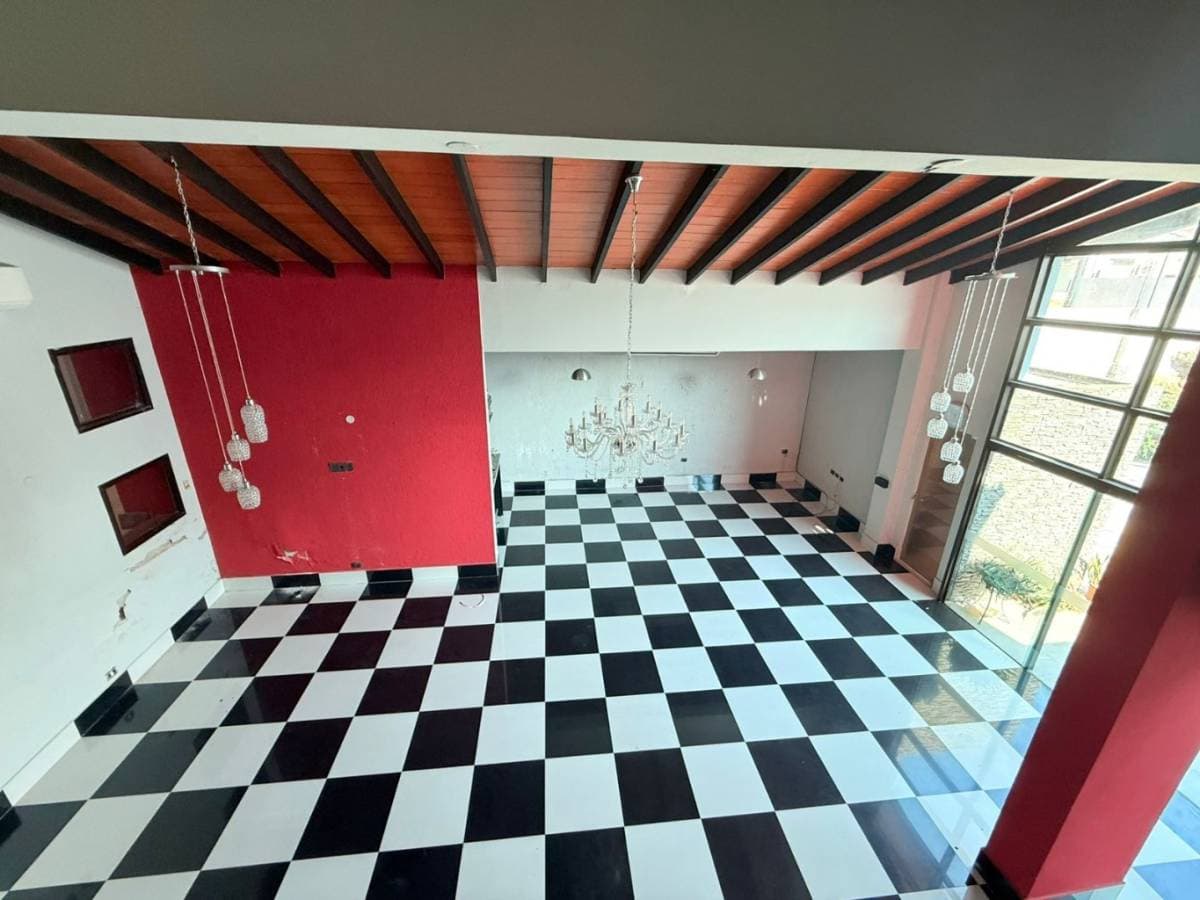 De amplia residencia de 4 habitaciones en suite lambare — foto 2