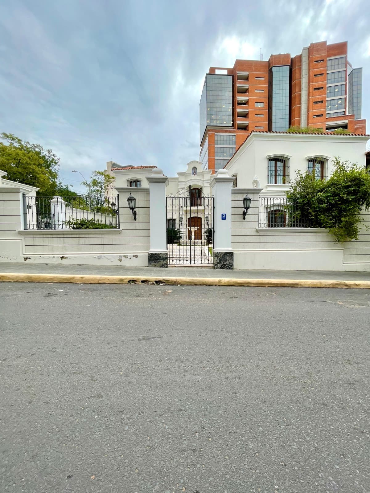 Lujosa residencia en el barrio las mercdes a 9.500 usd - 4 dormitorios — foto 3