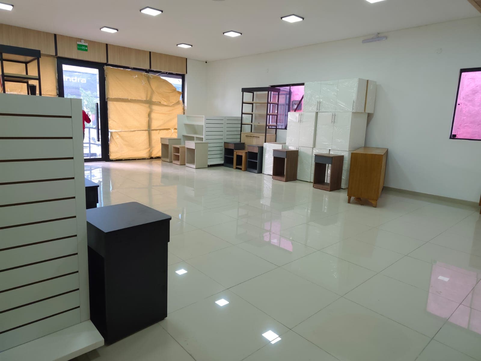 EN ALQUILER Exclusivo Salón Comercial amoblado a estrenar sobre la Av. Artigas — foto 1