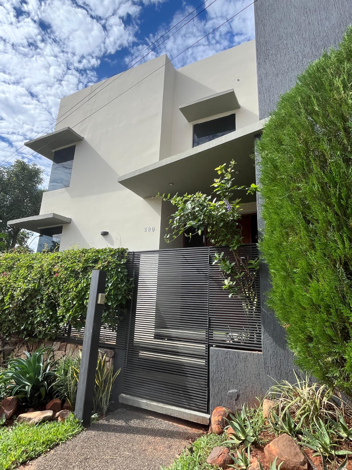 Alquilo residencia en asuncion zona asa Carmelitas cod 5599