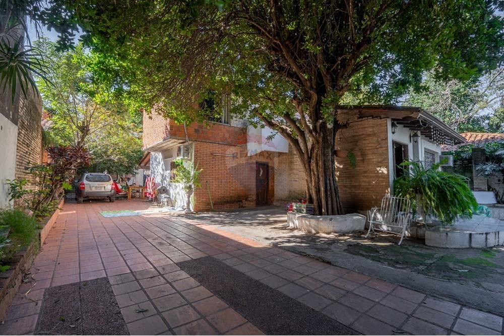 En venta casa de dos plantas - lambare