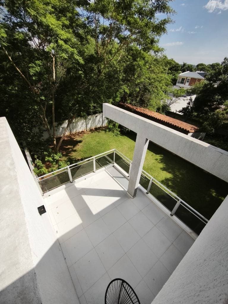 De hermosa casa en barrio cerrado la floresta – zona aeropuerto — foto 3