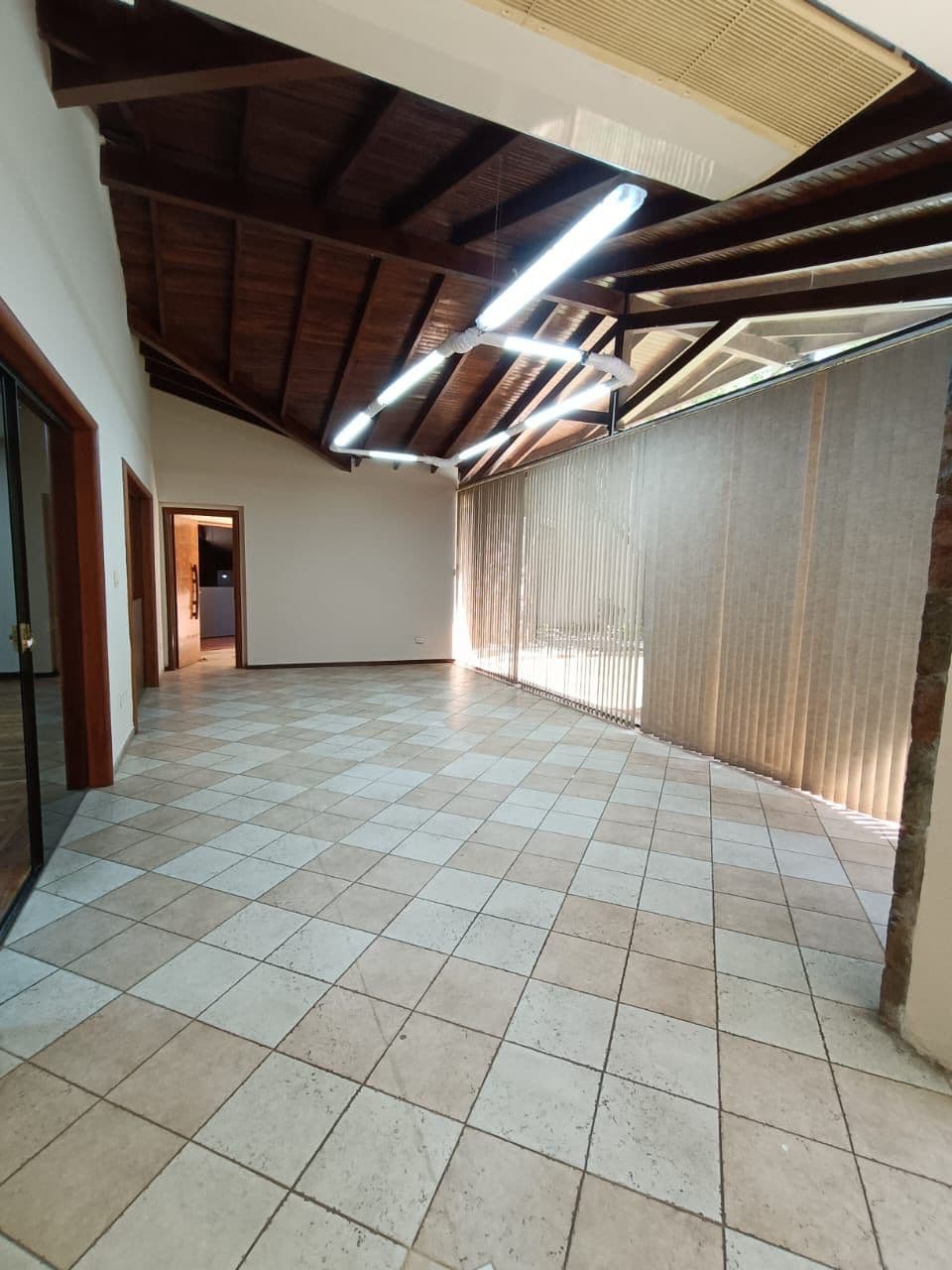 Amplia y Lujosa Propiedad Para Oficina o Local Comercial, foto 4