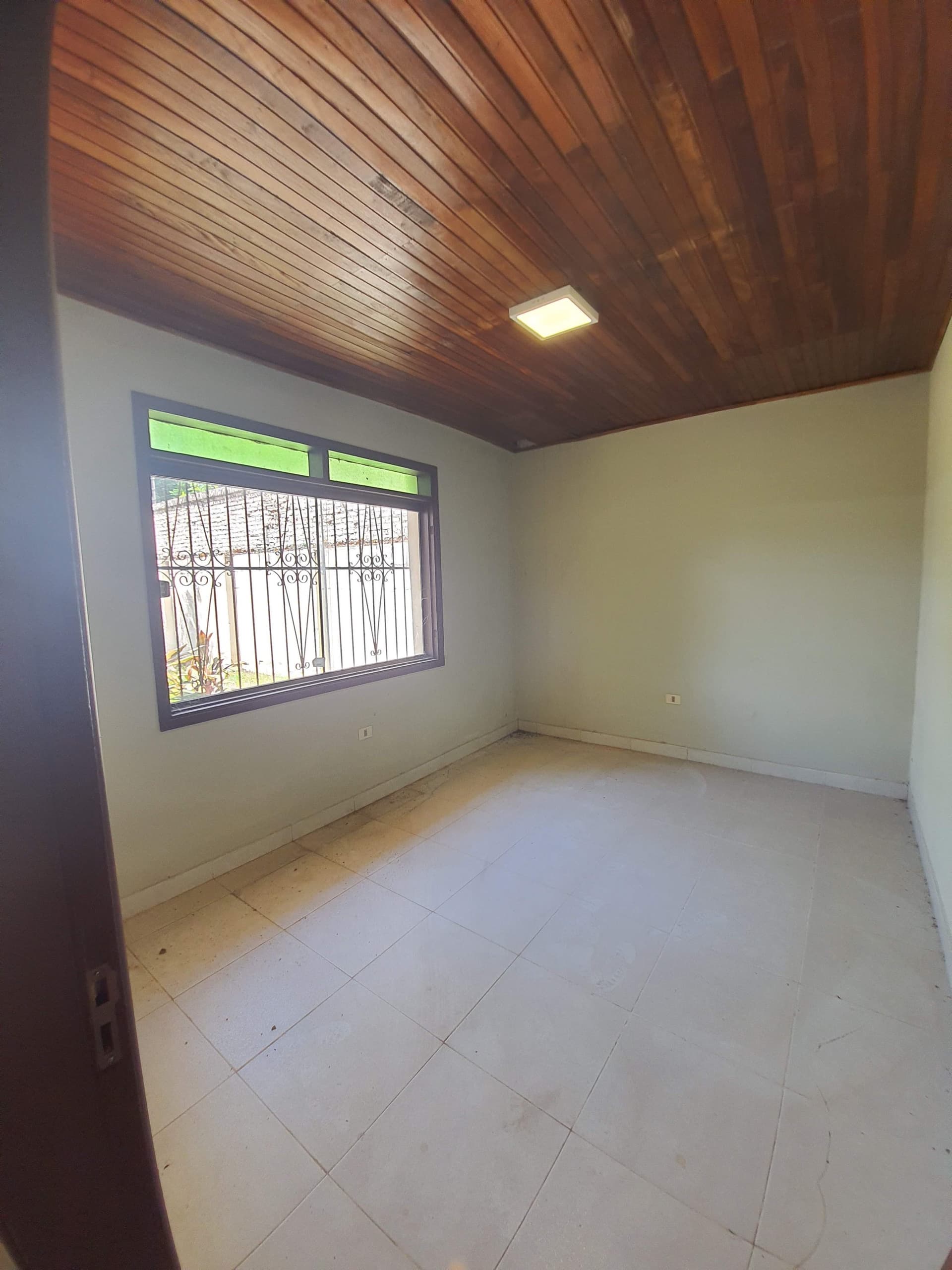 Deposito de 500 m2 de terreno/ 300m2 const. En lambare .z colegio gutember, foto 4