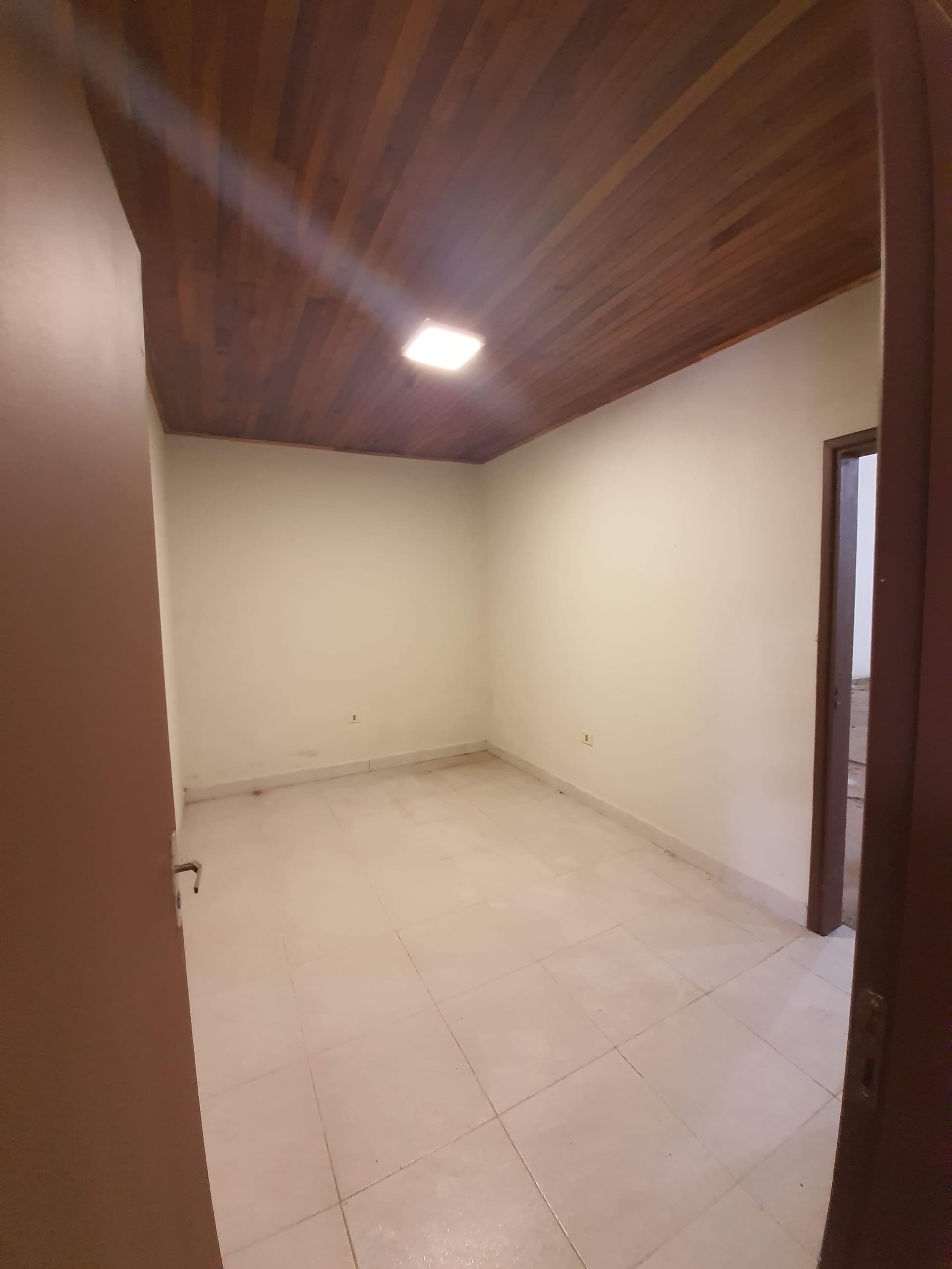 Deposito de 500 m2 de terreno/ 300m2 const. En lambare .z colegio gutember, foto 5