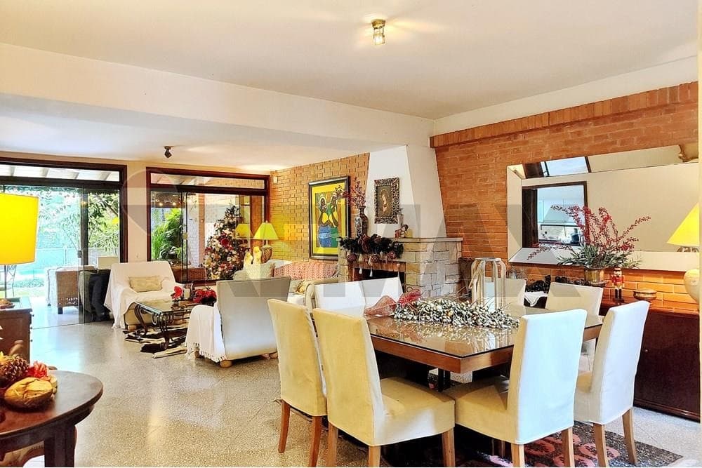 Sajonia: Casa con piscina y espacios funcionales