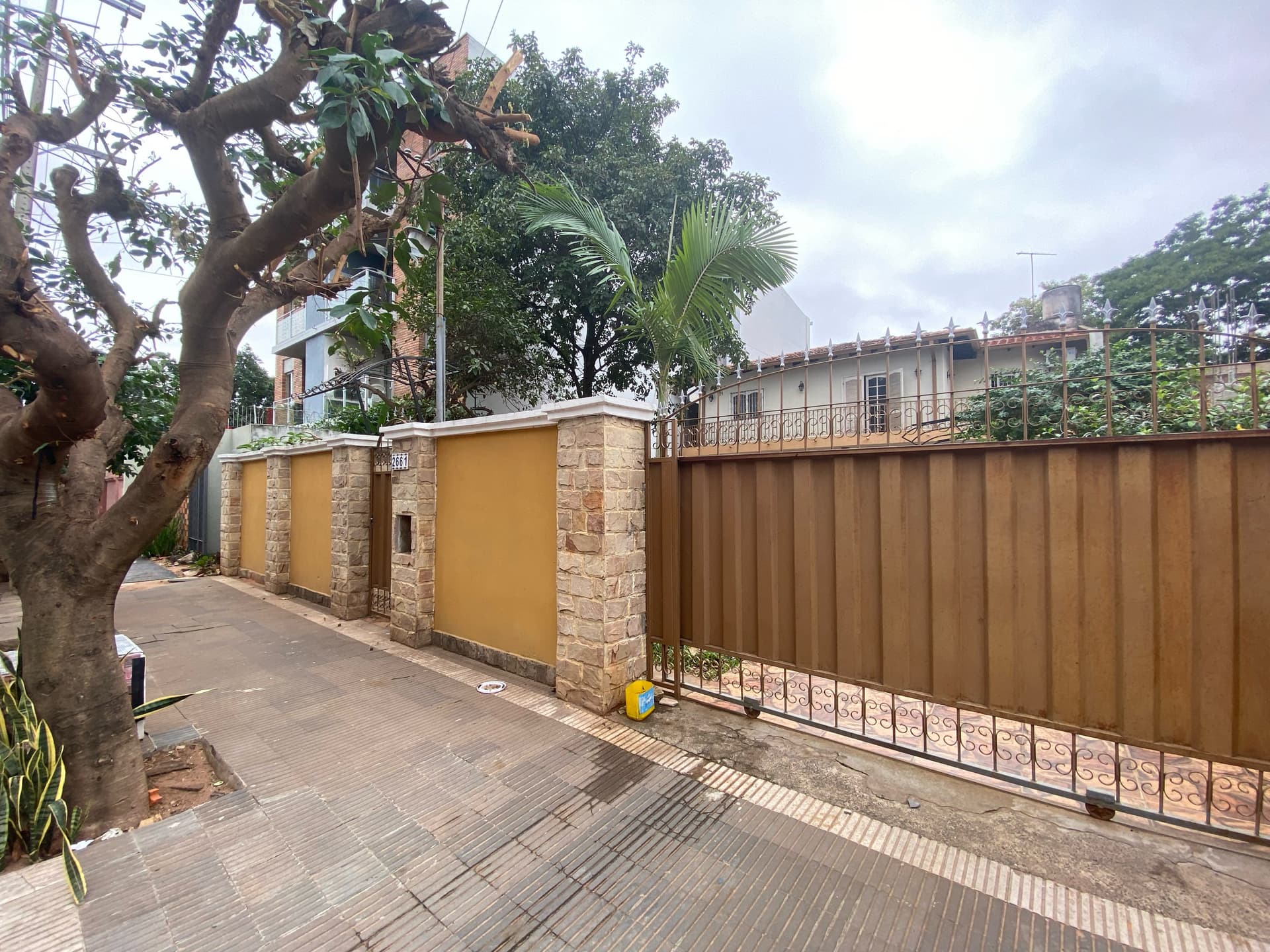 Amplia casa a refaccionar en Barrio San vicente