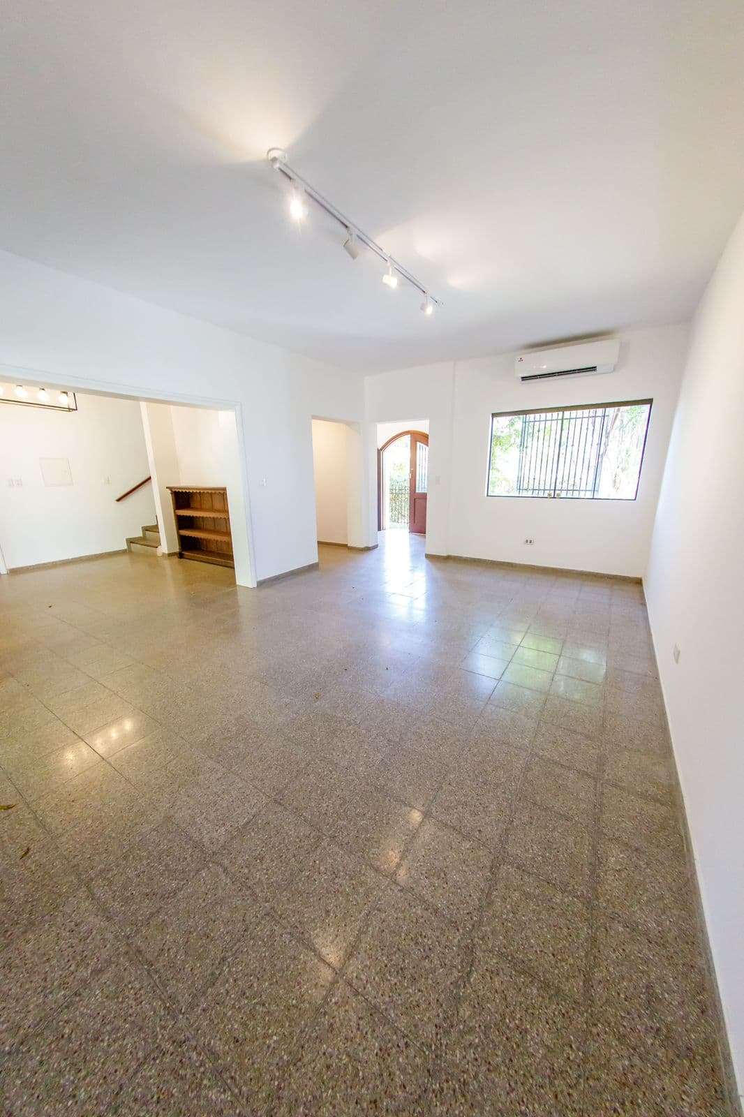 En alquiler – dúplex de 3 dormitorios en suite con quincho en barrio mburucuyá, foto 4